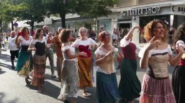 TIMISOARA, ROMANIA - 7 Temmuz 2022: Geleneksel kostümlü İtalyan dansçılar grubu, Uluslararası Halk Festivali 'nde Belediye Binası tarafından düzenlenen Uluslararası Kalplerin Şenliği' nde.