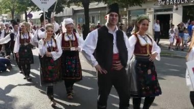TIMISOARA, ROMANIA - 7 Temmuz 2022: Sırbistan 'dan geleneksel kostümlü bir grup dansçı, Uluslararası Halk Festivali Uluslararası Kalplerin Şenliği' nde Belediye Binası tarafından düzenlenen.