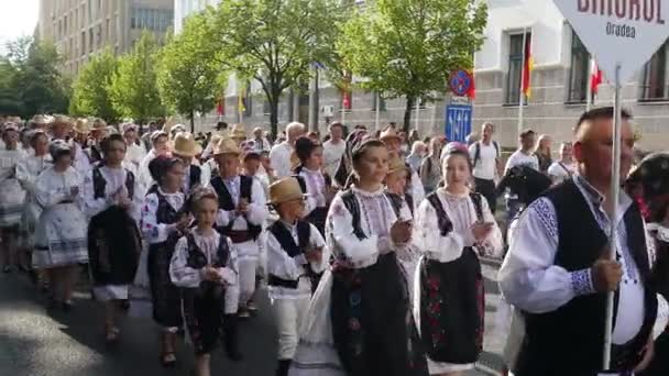 Timisoara Romania July 2022 一组身着传统服装的罗马尼亚舞者出席了由市政厅组织的国际民间音乐节 图库视频