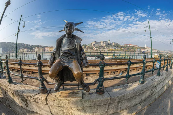 ブダペスト ハンガリー 2022年10月14日 リュスロ マルトンがドナウ遊歩道の手すりに座って制作した有名な小さな王女像 — ストック写真