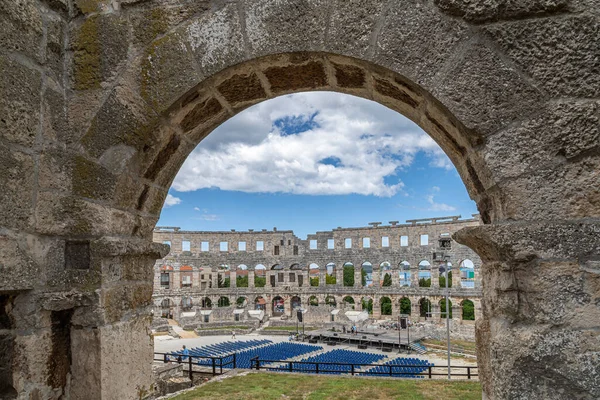 2022年6月8日 ローマの円形劇場 アリーナ と残りの4つの側塔を完全に保存している唯一の劇場 紀元前27年から紀元前68年の間に建てられました — ストック写真