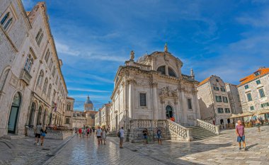 DUBROVNIK, CROATIA - 18 Ağustos 2022: St. Blaise Kilisesi (Hırvatça: Crkva sv. Blaza), Venedikli mimar ve heykeltıraş Marino Gropelli (1662-1728) tarafından 1706-1714 yılları arasında inşa edilmiş bir Barok kilisesi.).
