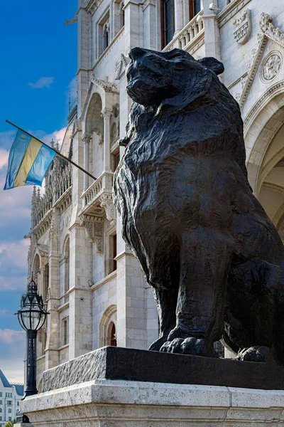 Statue Lion Devant Entrée Parlement Hongrois Budapest Maison Pays Maison — Photo