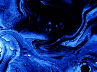 Koyu mavi soyut resim, kopya alanı ile yaratıcı el boyası arka plan, mermer dokular, tuval üzerinde akrilik boya. Modern sanat. Çağdaş sanat.