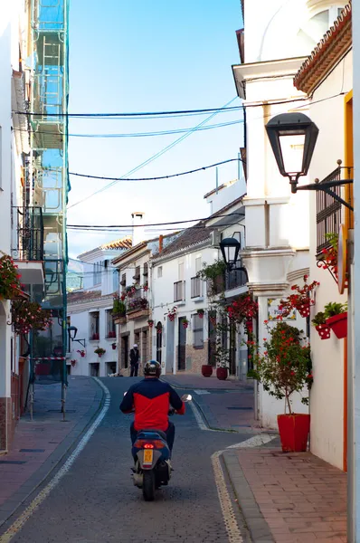 Un hombre monta una moto por las calles de España — Foto de Stock