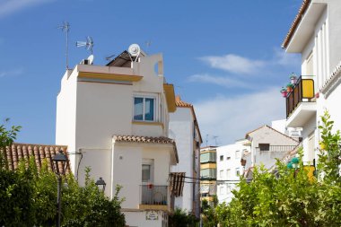Eski şehir Estepona 'da renkli saksıları olan tipik bir cadde. Estepona, Endülüs, İspanya