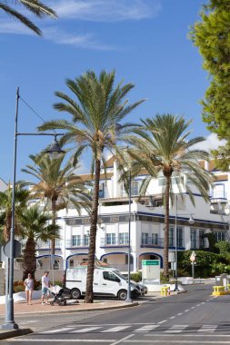 Eski şehir Estepona 'da renkli saksıları olan tipik bir cadde. Estepona, Endülüs, İspanya