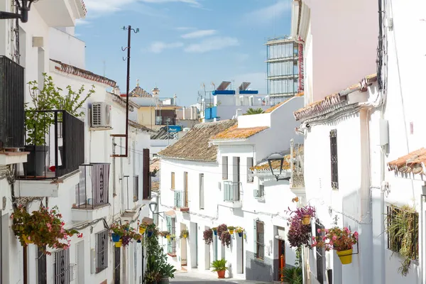 Una calle típica de la ciudad vieja de Estepona con macetas de colores. Estepona, Andalucía, España — Foto de Stock