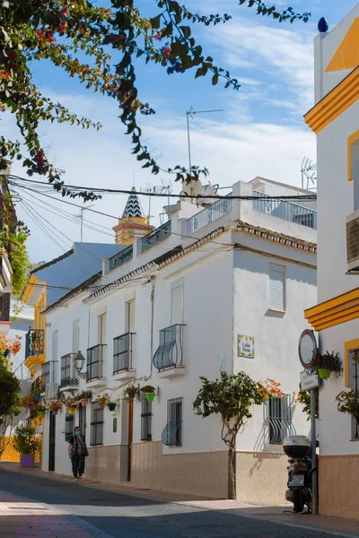 Typowa ulica w starym mieście Estepona z kolorowymi doniczkami. Estepona, Andaluzja, Hiszpania — Zdjęcie stockowe