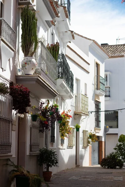 Typowa ulica w starym mieście Estepona z kolorowymi doniczkami. Estepona, Andaluzja, Hiszpania — Zdjęcie stockowe