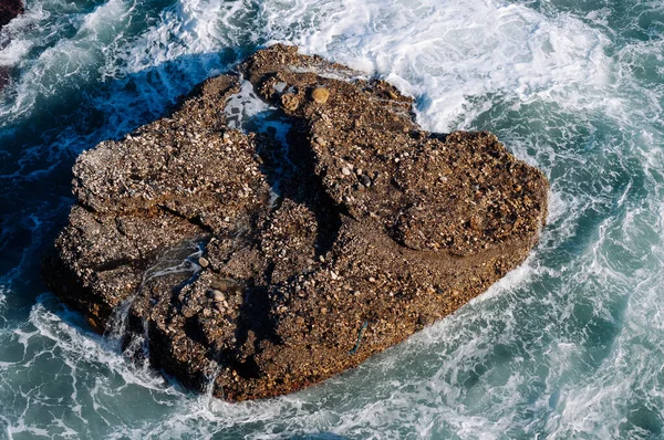 Aerial drone view of the ocean and waves crashing on rocks. — Foto Stock