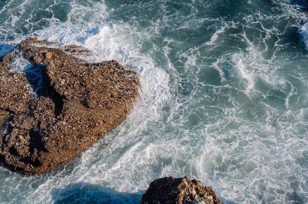 Veduta aerea drone dell'oceano e onde che si infrangono sulle rocce. — Foto Stock