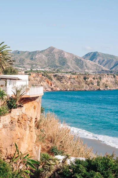 Nerja en la provincia de Málaga es un destino famoso de la costa soleada de España. — Foto de Stock