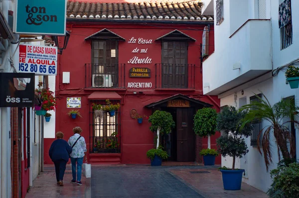 Una calle típica de la ciudad vieja de Estepona con macetas de colores. Estepona, Andalucía, España — Foto de Stock