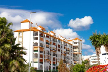 Estepona 'nın merkezinde bir Plaza, Costa del Sol, İspanya. 