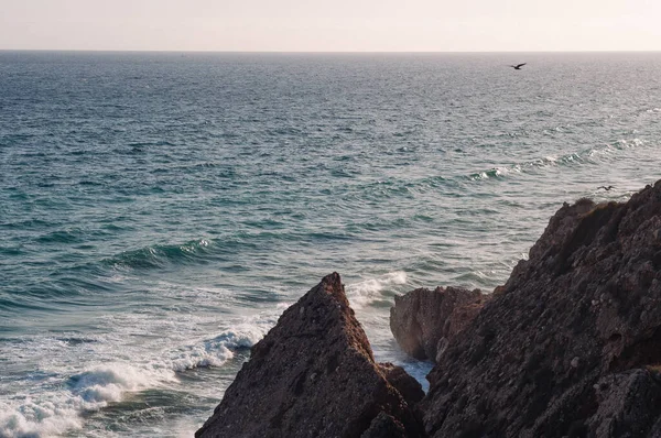 Sunset. Wild rock beach. The natural rock formation. — Foto Stock