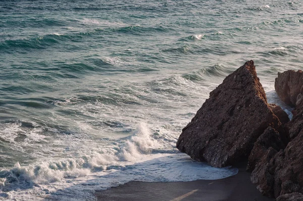 Sunset. Wild rock beach. The natural rock formation. — Foto Stock