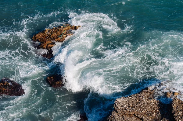 Aerial drone view of the ocean and waves crashing on rocks. — Foto Stock