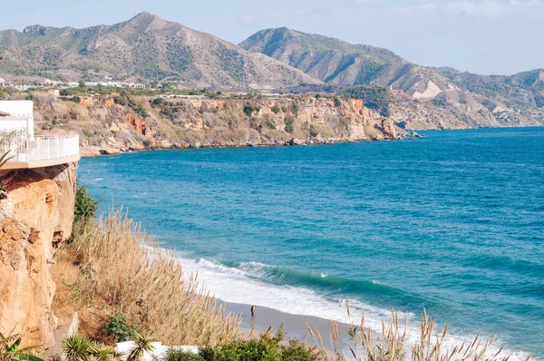 Nerja en la provincia de Málaga es un destino famoso de la costa soleada de España. — Foto de Stock