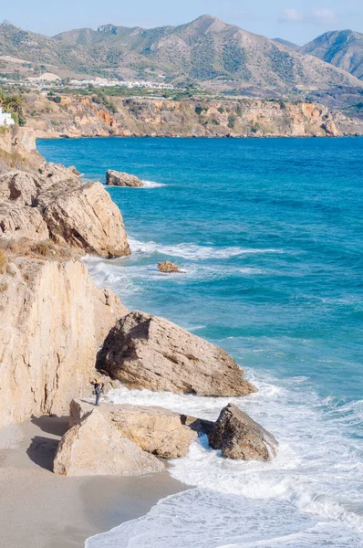 Vista aérea de las olas del mar golpeando rocas en la playa con agua de mar turquesa. — Foto de Stock