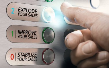 Adam, stabilize, geliştirmek veya satış patlayabilir yazılı bir asansör düğmeleri iterek. Salesforce motivasyon el konsepti. El fotoğrafçılığı ve 3b arka plan arasındaki kompozit görüntü.