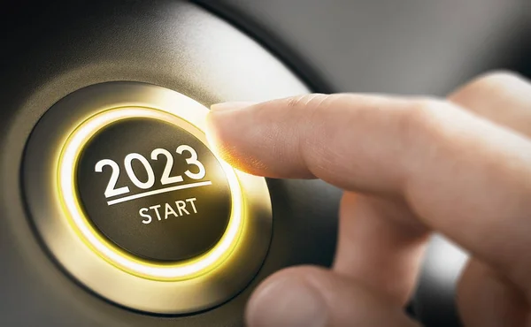 Палец Собирается Нажать Кнопку Зажигания Автомобиля Текстом 2023 Две Тысячи — стоковое фото