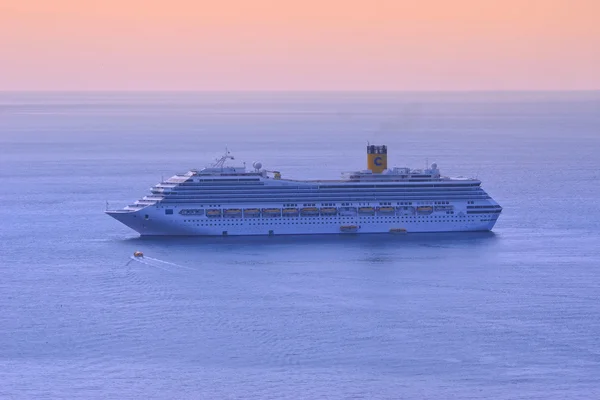 Круїзне судно в Адріатичному морі, на заході сонця — стокове фото