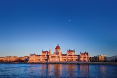 Budapeşte Parlamentosu günbatımı üzerinde