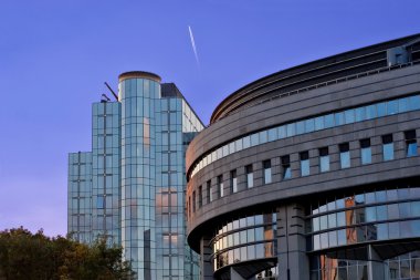 Avrupa parlament günbatımı üzerinde bina
