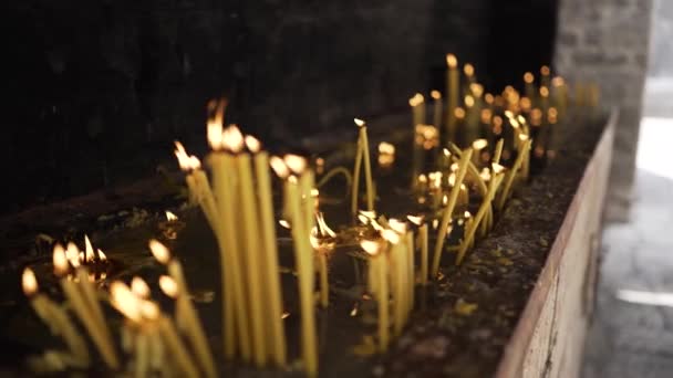 Brennende Kerzen Ort für das Gebet — Stockvideo