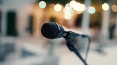 Bokeh lambalı yakın çekim mikrofon