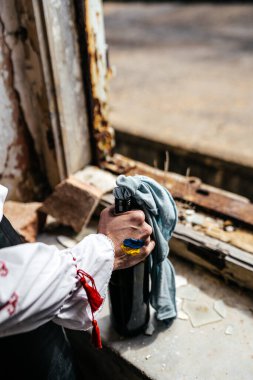 Nakış işindeki Ukraynalı bir kadının ellerinde molotof kokteyli