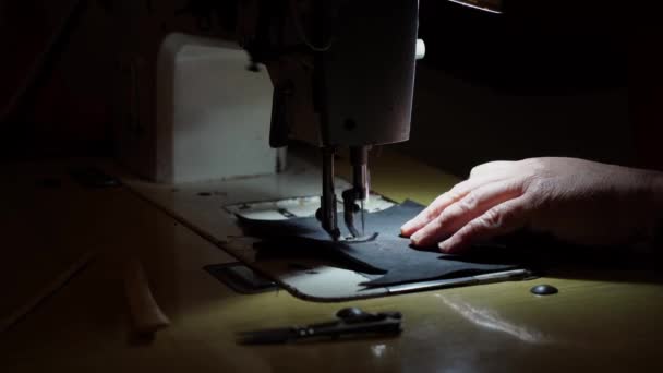Máquina de costura e homens mãos de um alfaiate — Vídeo de Stock