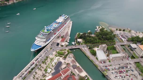 Montenegro Kotor oude stad en cruiseschepen luchtfotografie — Stockvideo