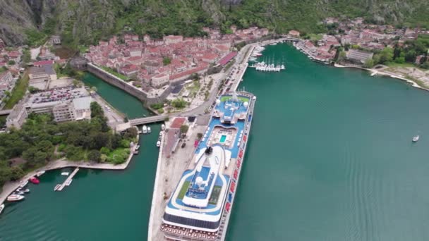 Czarnogóra Kotor stare miasto i rejs liniowiec zdjęcia lotnicze — Wideo stockowe