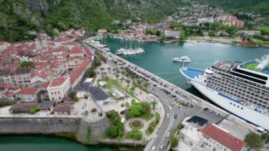 Karadağ Kotor eski kenti ve yolcu gemisi fotoğrafçılığı