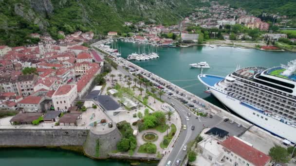 Montenegro Kotor old town and cruise liner aerial photography — Stockvideo