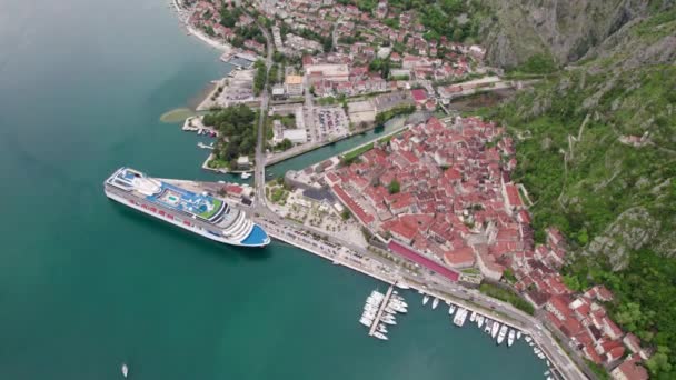 Montenegro Kotor old town and cruise liner aerial photography — Stockvideo