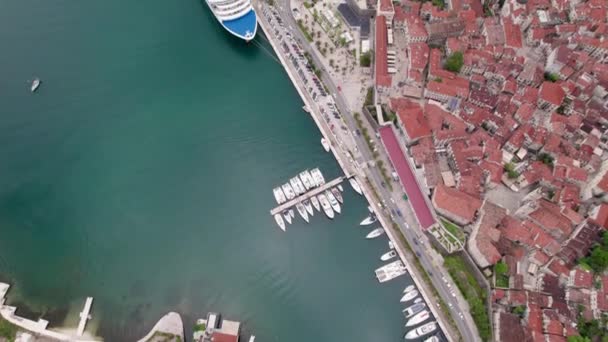 Montenegro Kotor casco antiguo y crucero fotografía aérea — Vídeos de Stock