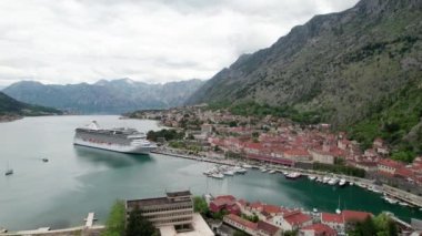 Karadağ Kotor eski kenti ve yolcu gemisi fotoğrafçılığı