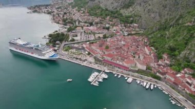 Karadağ Kotor eski kenti ve yolcu gemisi fotoğrafçılığı