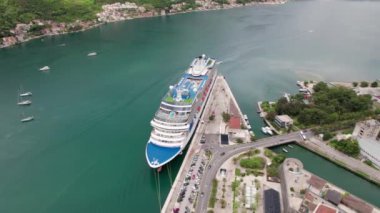 Karadağ Kotor eski kenti ve yolcu gemisi fotoğrafçılığı