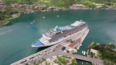 Karadağ Kotor eski kenti ve yolcu gemisi fotoğrafçılığı