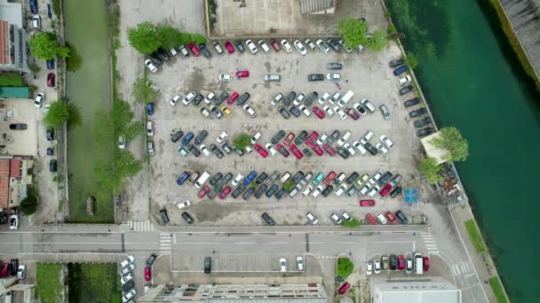 Parking z samochodami o różnych kolorach wideo z powietrza Kotor Czarnogóra — Wideo stockowe