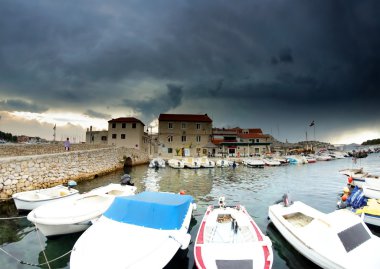 eski liman, köprü ve Hırvatistan taş evler