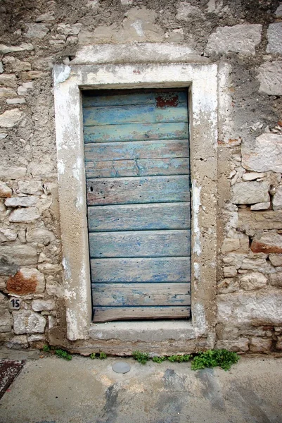 Blaue Tür in altem Steinhaus — Stockfoto