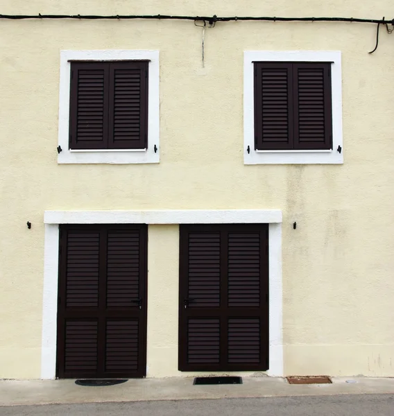 Casa com persianas na vista frontal — Fotografia de Stock