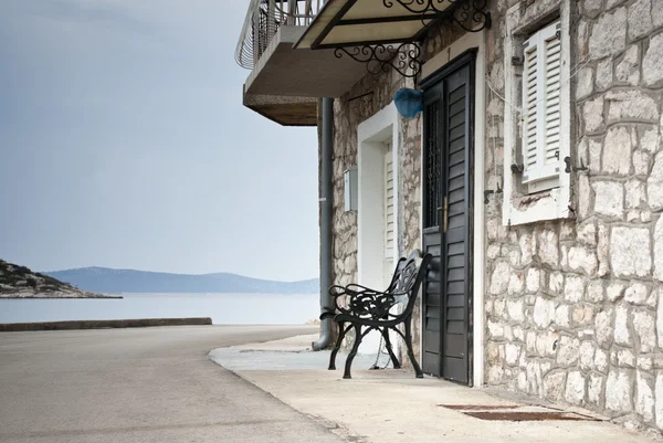 Stará ulice kamenných domů s lavice u moře — Stock fotografie