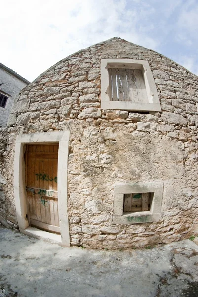 Antigua casa de piedra abandonada en vista frontal —  Fotos de Stock