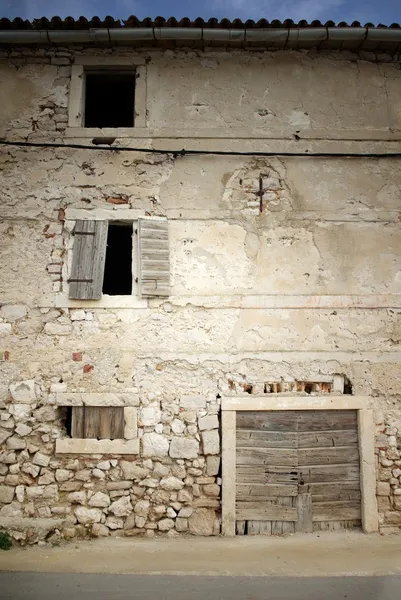 Vecchia casa in pietra abbandonata in vista frontale — Foto Stock